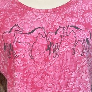 Cute & Comfy!  Outback Trading Company women’s horse tee medium